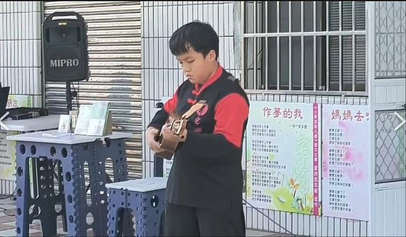 君憲熱愛音樂，時常隨社團參與社區義務演出。（圖片提供/靈鷲山佛教教團）