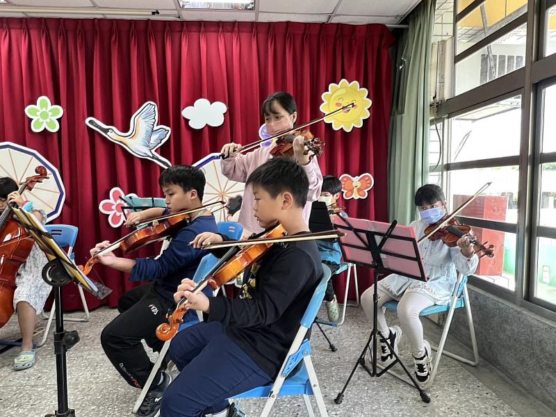 君憲著迷於烏克麗麗清亮溫暖的弦音，音符是他與世界對話的方式。（圖片提供/靈鷲山佛教教團）