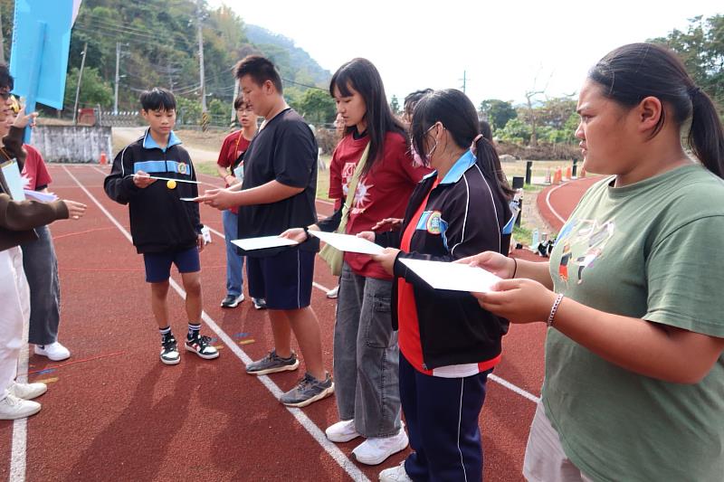 大地遊戲結合解謎關卡，讓學員在互動中學習團隊合作。