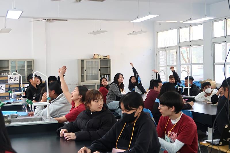 高醫大學生以生動有趣的方式講授音樂知識,讓學員輕鬆進入音樂的世界。