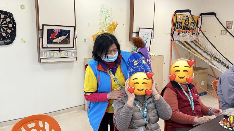 替長輩戴上毛帽。