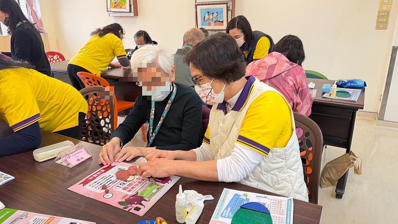 救國團土城區團委會走進陽光學堂 陪伴失智長者律動、手作傳遞溫暖