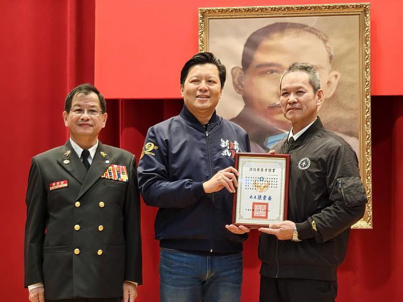 朱惕之副市長祝福感謝即將退休的烏來分隊小隊長林慶章。