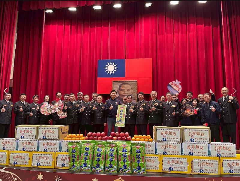朱惕之副市長春節慰問新北市政府消防局合照。