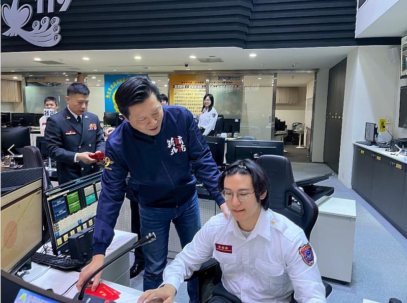 朱惕之副市長慰問救災救護指揮中心值勤員。