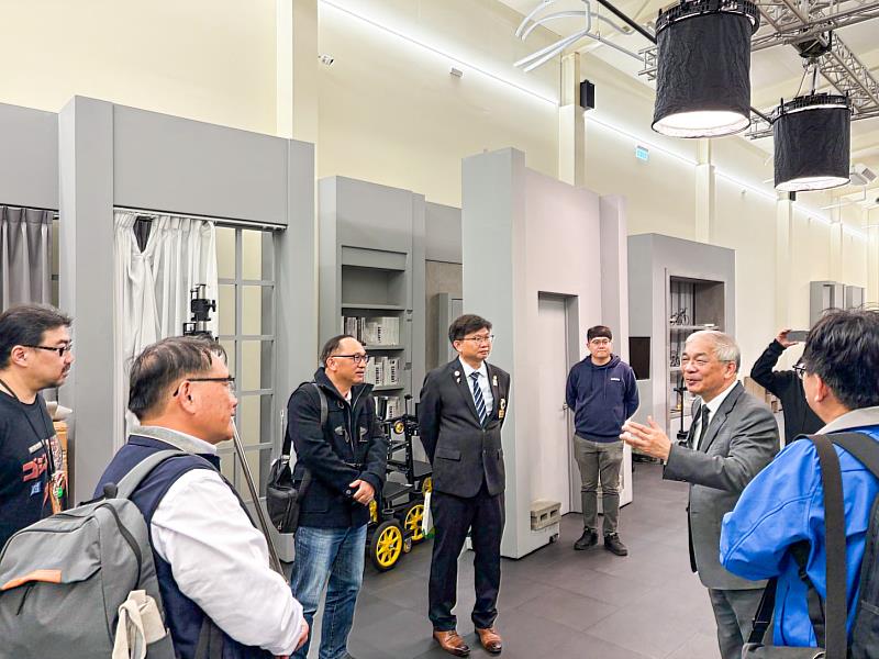 潮州高中校長林逸文等人參訪世新大學多功能實景棚。（世新大學提供）
