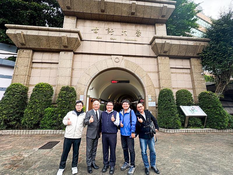 世新大學校長陳清河(左2)接待屏東潮州高中校長林逸文(右3)等人。(世新大學提供)