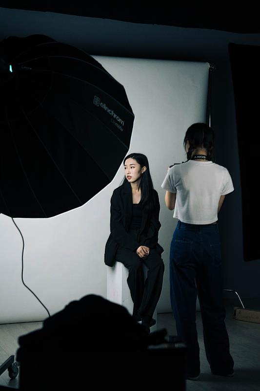世新圖傳系攝影棚配備業界主流燈光與器材，打造真實商拍場景，強化學生專業實作能力。（世新大學提供）