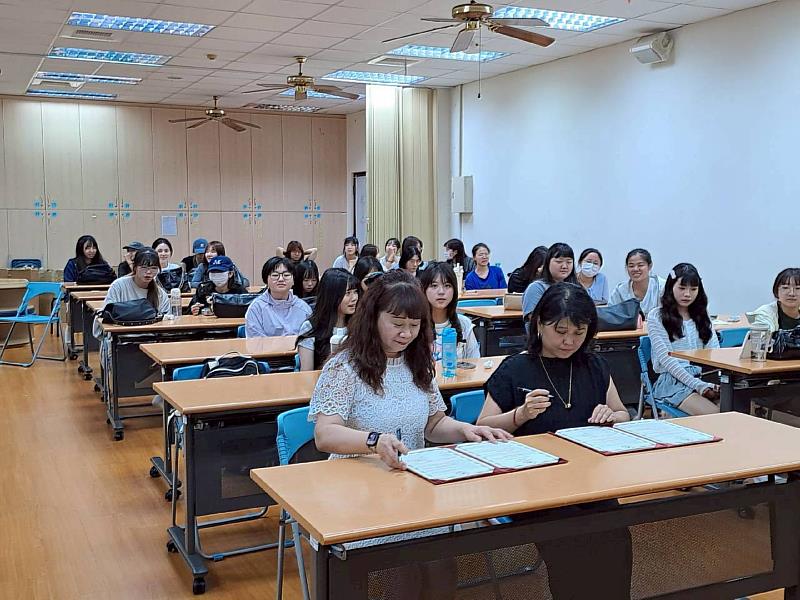 南華大學幼教系與德國BeKids簽署合作協議，由幼教系副主任盧綉珠（左）代表與劉瓊文執行長（右）簽署合作同意書。