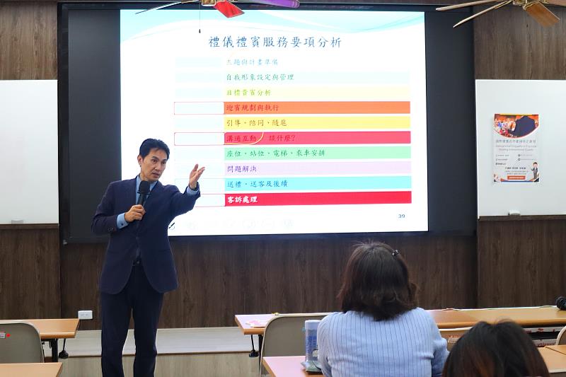 南華大學辦理職員國際文化禮儀培訓工作坊,提升行政職員國際服務力。