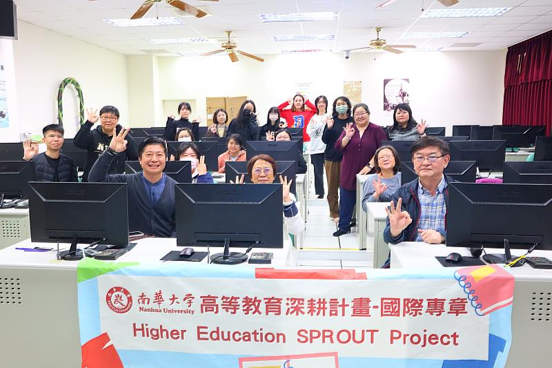 南華大學辦理職員英語溝通培訓工作坊,於課後合影。