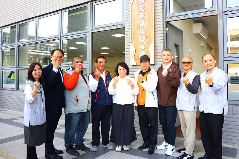 黃敏惠市長率市府團隊與嘉義市總工會、嘉義市職業總工會、嘉義市產業總工會理監事團隊共同見證勞青處成立揭牌的歷史性一刻。
