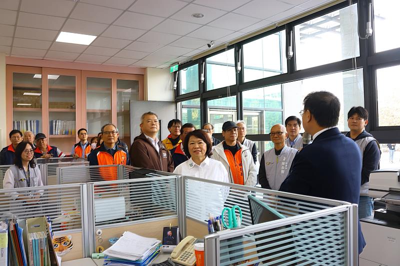 黃敏惠市長視察勞青處辦公室。