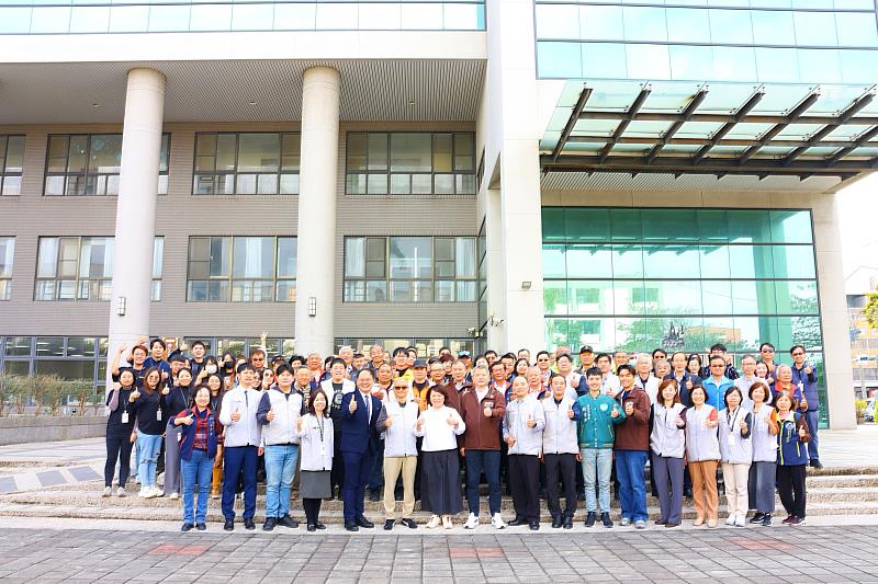 市府團隊與各界貴賓於勞青處辦公室前合影。