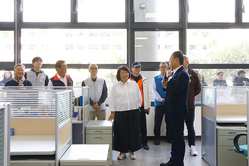 黃敏惠市長視察勞青處辦公室。