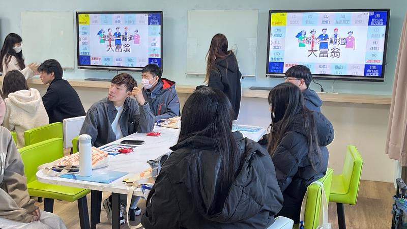 元培智慧醫管創新營隊學員透過醫管大富翁遊戲了解醫療制度。