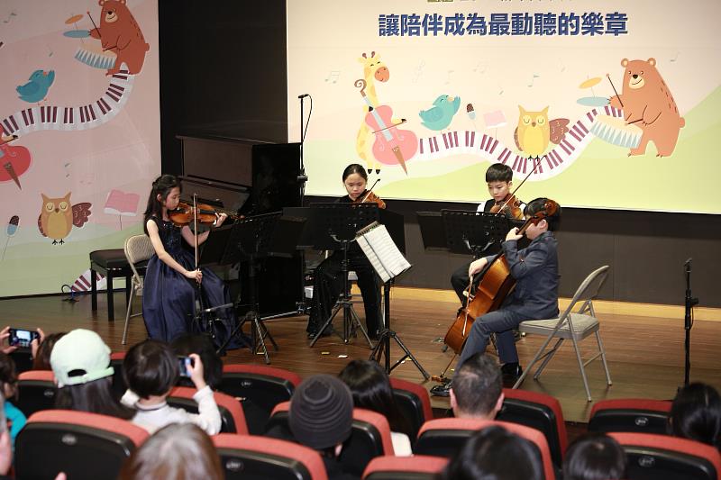 「UWU之聲」4位成員從小一起學琴、團練與演出,也在生活中累積相處經驗,四重奏環節琴聲和鳴。(左起:林愷芯、陳禹安、徐之珩、陳時悠)