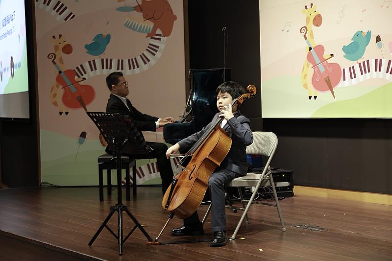 陳時悠（右）獨挑大梁，分別呈現獨奏、合奏、四重奏。（左1為賴彥辰）