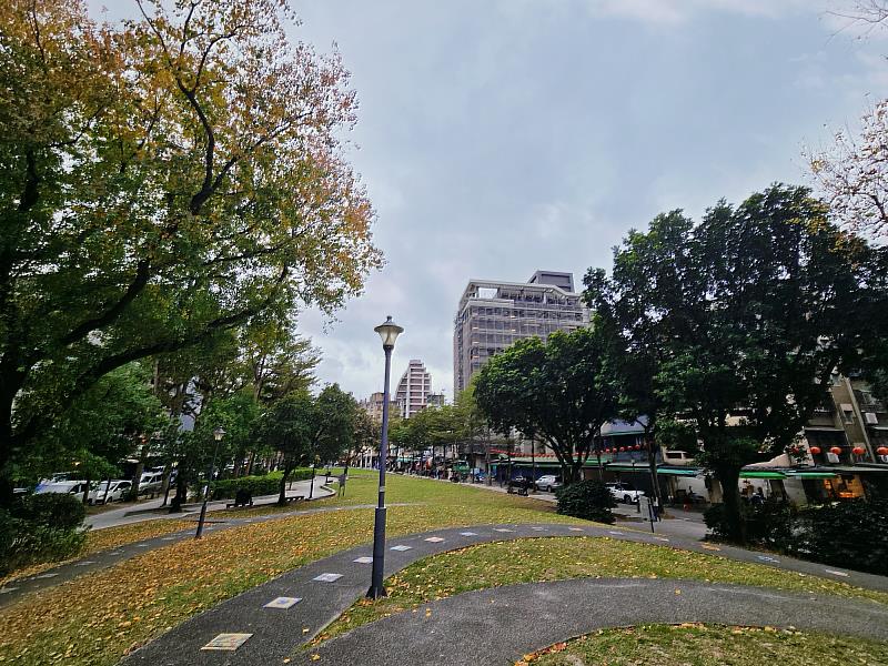 以近期市場關注的雙捷運產品為例,「中山日禾」位於雙連站與民權西路站之間,多數戶別可側看心中山線形公園。