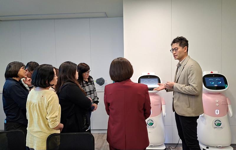 亞大護理學院師生與長聯科技團隊產學交流，共同探索「智慧人機互動」於臨床照護之未來發展。