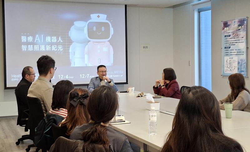亞大護理學院吳樺姍院長（右1）帶隊與長聯科技李友錚董事長（中）所帶領的團隊進行產學合作交流。