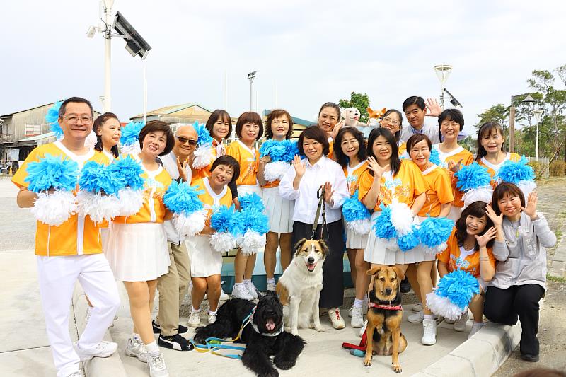 黃敏惠市長見證樂齡訓練場及寵物公園啟用。