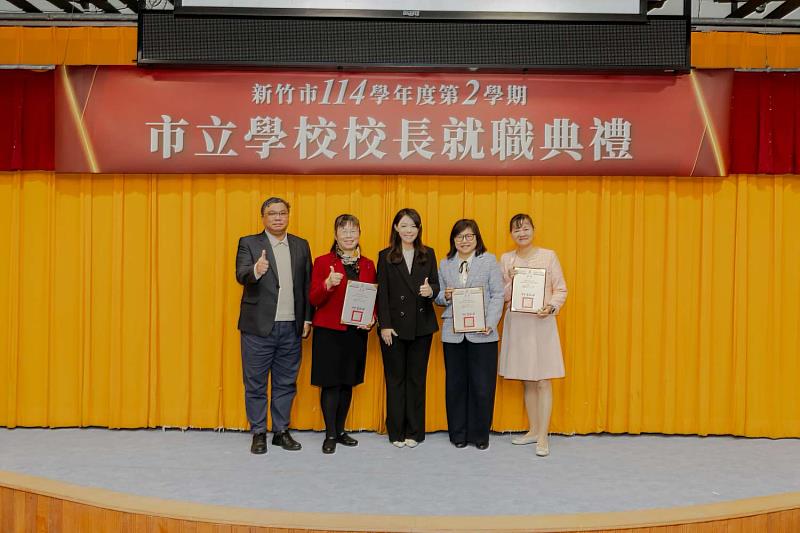 新竹國小校長胡如茵（左2）、民富國小校長吳淑雯（右2）及茄苳國小校長張淑玲（右1）完成續任就職。