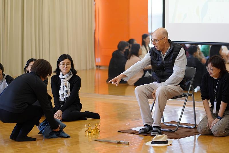 南大大師工作坊，Dr. Joe Winston 引導教師以戲劇開展想像力與語言學習。