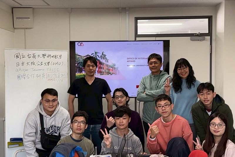 南大資工系李健興教授團隊與日本大阪公立大學増山直輝副教授合影，交流量子計算智慧與人工智慧於跨語言模型研究上的合作成果。