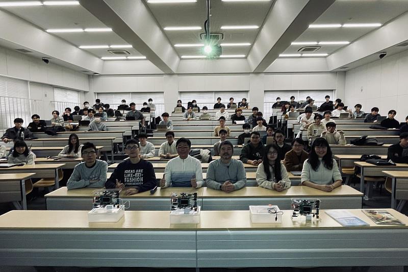 南大資工系團隊與大阪公立大學計算知能課程師生合影，展現人機共學與多語言AI教學於國際課堂中的實踐成果。