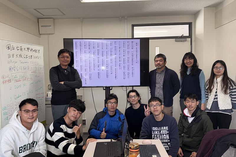 南大資工系李健興教授團隊與日本大阪公立大學能島裕介教授合影,見證台日攜手推動AI與量子計算智慧研究的合作交流。
