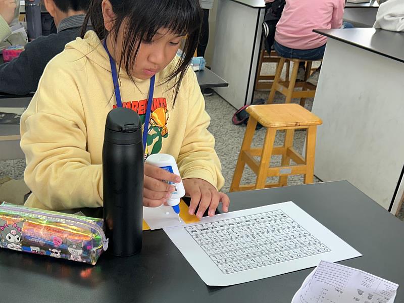 南大師資生引導學生實作蜀葵花種子點字創作,結合點字結構認識與藝術表現,深化學生對在地文化與多元學習的理解。