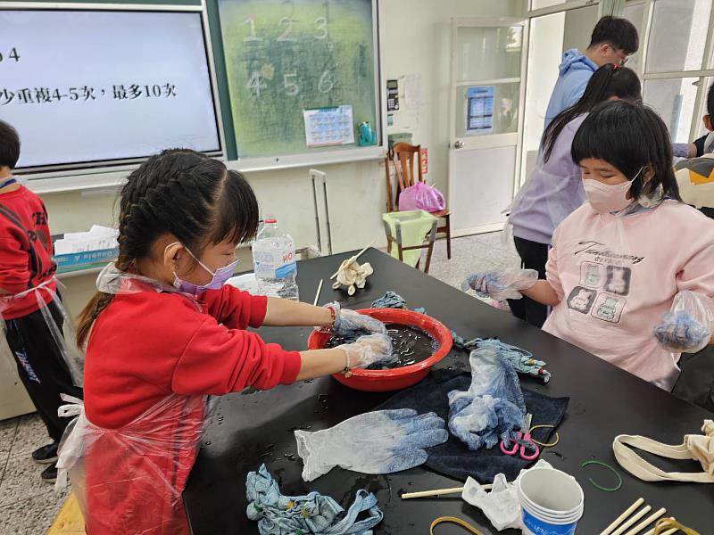 南大師資生帶領學生進行藍染體驗課程,透過植物染實際操作,引導學生從生活素材中理解科學原理與在地文化。