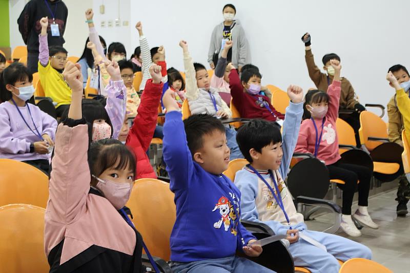 南大師資培育中心規劃雙語STEAM冬令營,東陽國小學生以充滿活力的狀態參與開幕活動,展現對多元學習課程的高度投入。