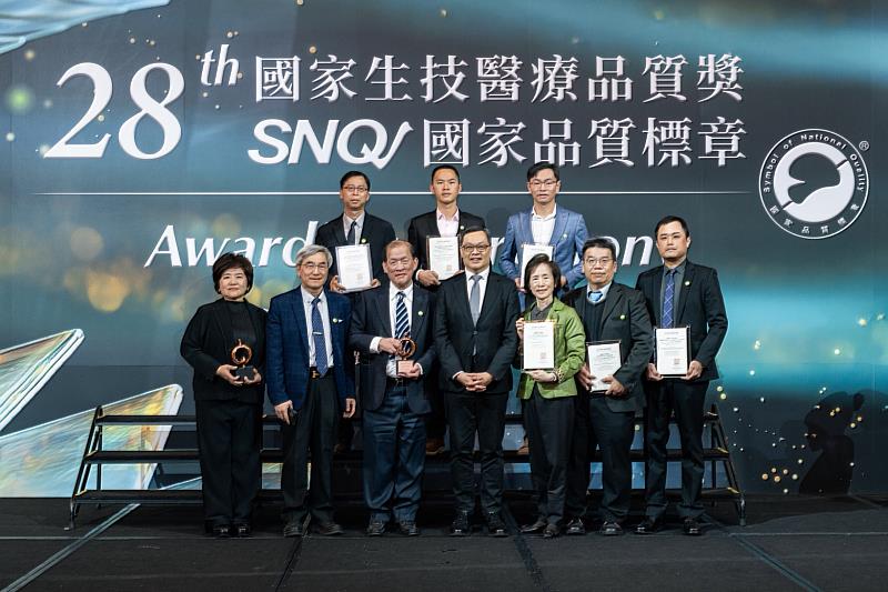 中國醫藥大學北港媽祖醫院骨科醫療團隊榮獲SNQ國家品質標章「醫療院所類-醫院特色醫療組」肯定。