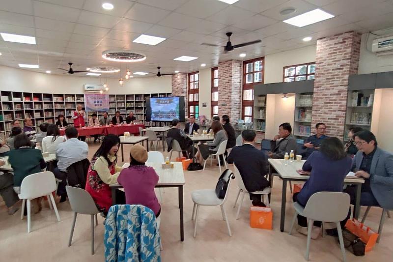 南大47級校友、前教育部次長吳鐵雄蒞臨高雄市校友會成立大會並致詞，表達對校友組織的祝福與期許。