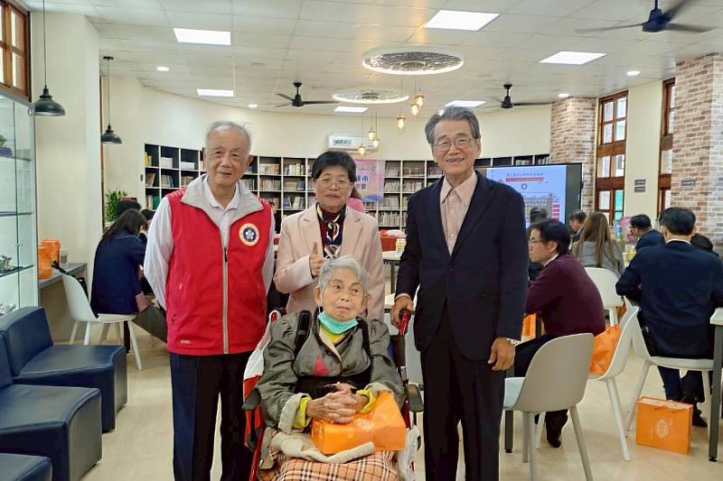 高齡96歲的南大38級校友葉艷紅在家人陪同下出席高雄市校友會成立大會，展現深厚的母校情感。