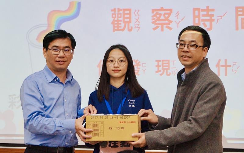 圖為臺灣體大主任秘書陳添丁（左）、臺體小駱駝服務隊社長葉芃均（中）、照門國小校長田育昆（右）合影。本活動照片由臺體大學生社團拍攝提供