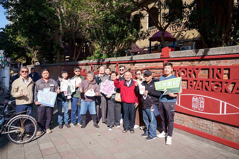 臺北市商業處江美玲副處長（前排右4）與貴賓合影留念。
