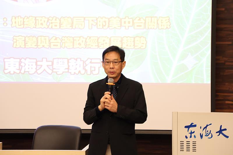 臺中市經發局局長張峯源於開場時表示，很榮幸邀請前行政院副院長杜紫軍與前外交部政務次長令狐榮達兩位專家，共同探討全球變局、深化地方產業競爭力。