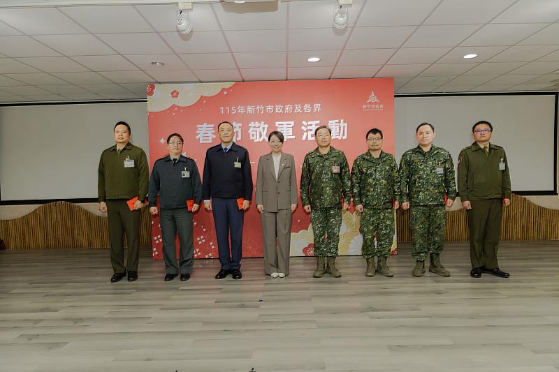 高虹安市長向轄區內22個國軍單位致贈加菜金。