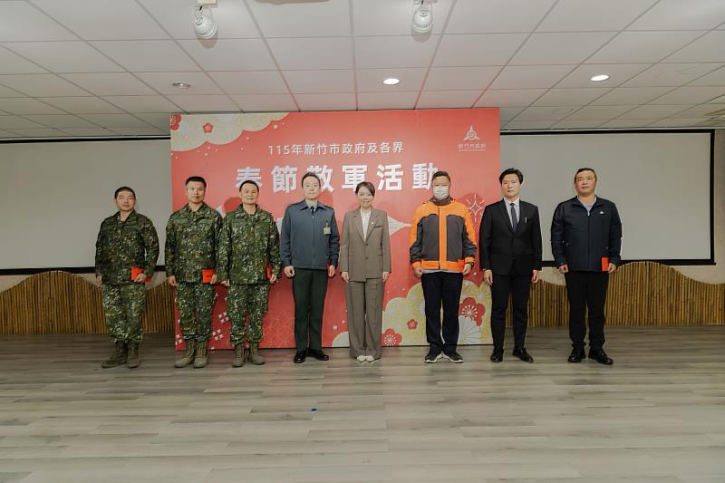 高虹安市長向轄區內22個國軍單位致贈加菜金。