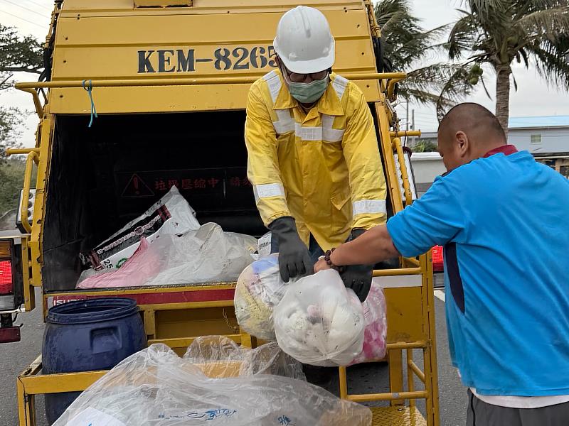 春節垃圾清運不打烊 臺東公布115年春節清運時間 饒慶鈴感謝清潔隊同仁守護年節整潔