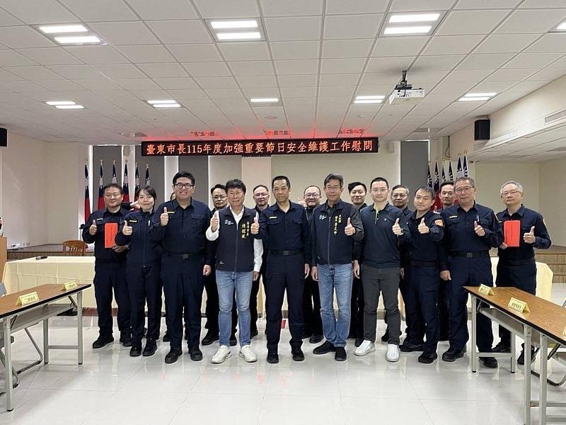 臺東市長陳銘風慰勞臺東警察分局同仁 致贈115年加強重要節日安全維護工作慰問禮金