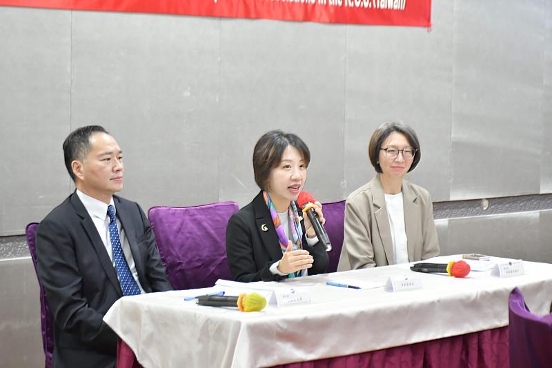 李姸慧(中)、僑民處處長陳永豐(左)、僑生處副處長吳曉竹(右)參與座談。
