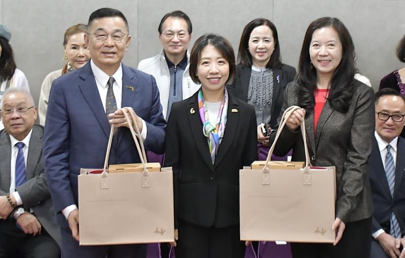 李姸慧致贈紀念品予華僑協會總會理事長林齊國（左）、華僑救國聯合總會（右）。