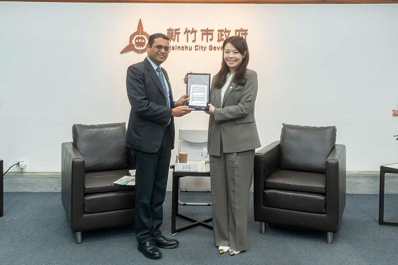 雙方交換紀念禮。