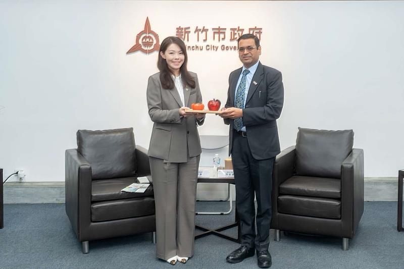 雙方交換紀念禮。