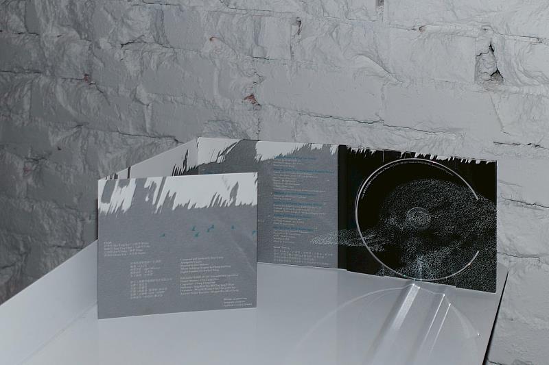 實體專輯包裝由設計師黃嘉宏操刀，光碟圓標與封面呼應，呈現出其中一隻鷸鳥的近景，化為凝視這一大片白色疆域的眼眸。整體設計以點狀的圖形效果形構冰川與地貌環境樣態，像是與Cicada音樂相互連結的島嶼。（圖／風潮音樂 提供）