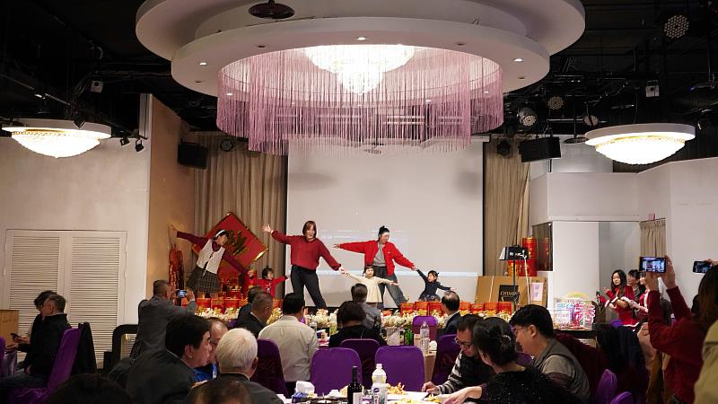 育達科技大學廣秀森林幼兒園老師與孩子表演。